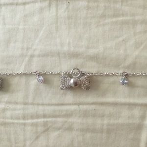 Silver bow bracelet